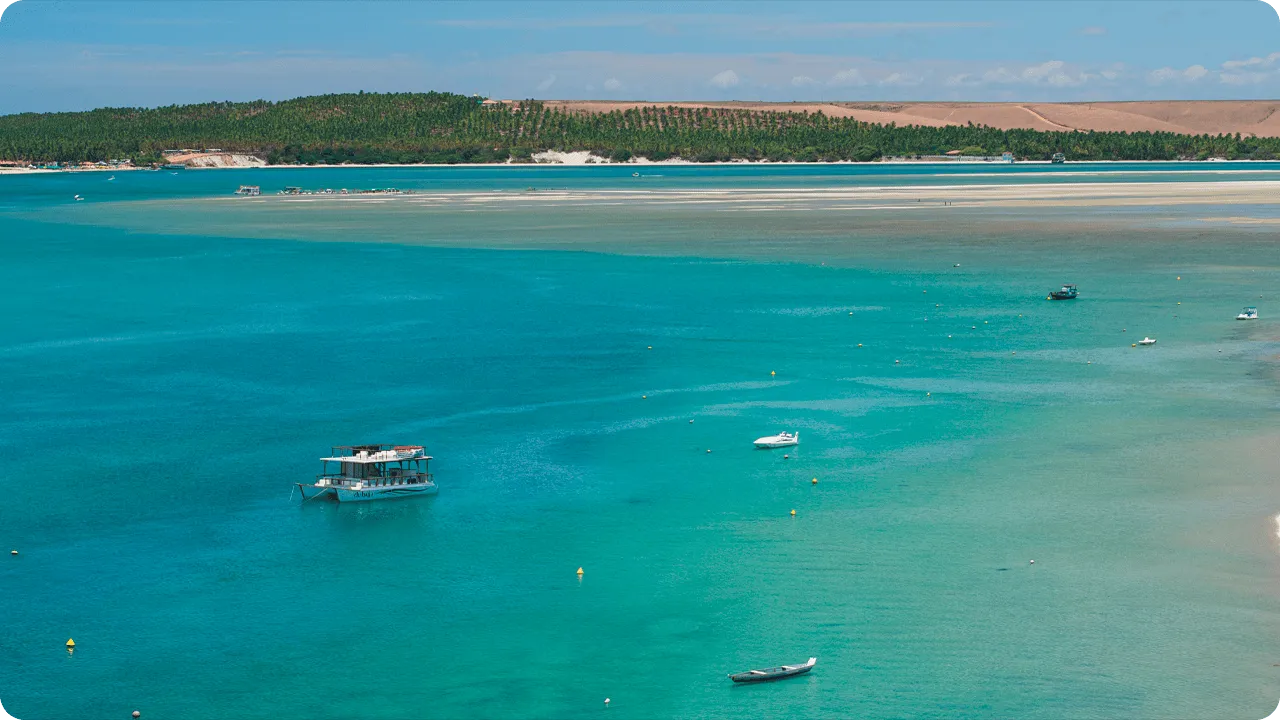 Vista aérea de recifes de corais e cidade litorânea com mar turquesa e barcos, cenário perfeito.