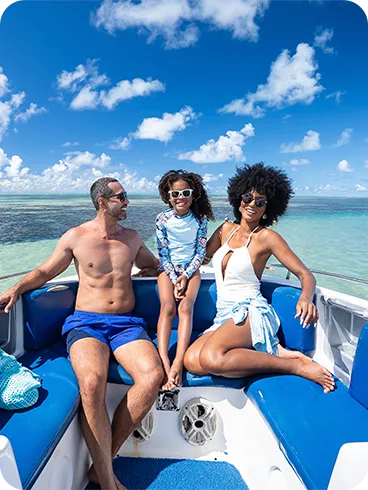 Coqueiros na areia branca da praia de Japaratinga