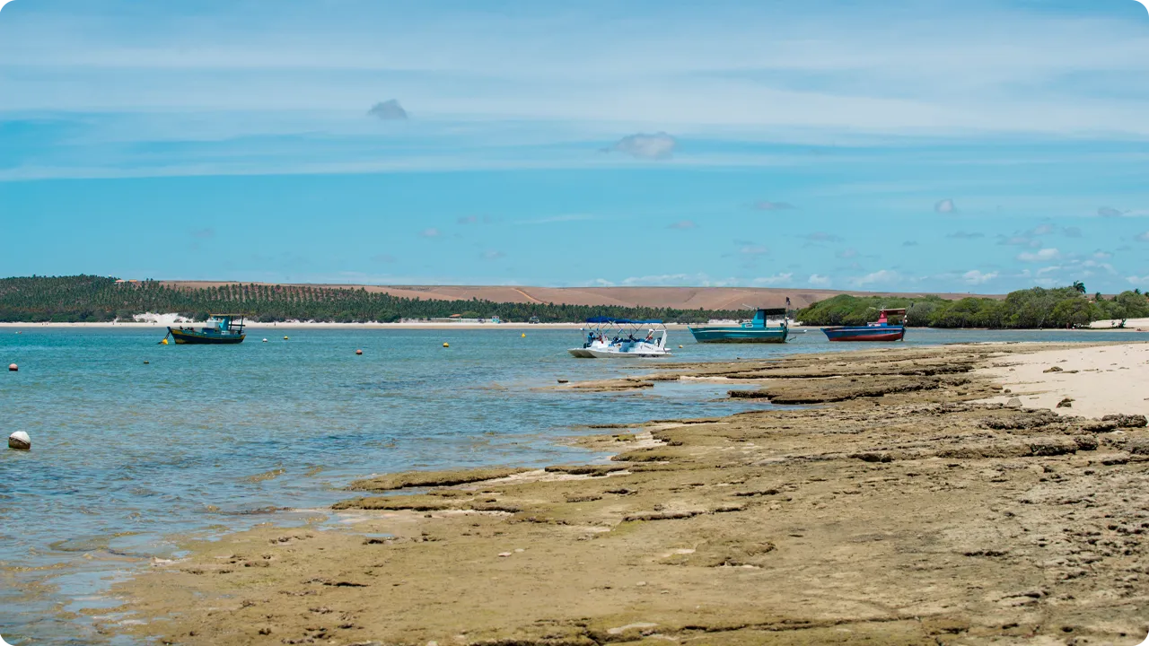 Barreira de corais e águas tranquilas na Praia da Barra de São Miguel, em Alagoas.
