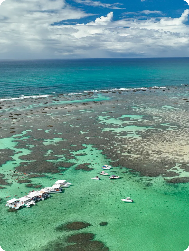 Criança sorridente aproveitando hambúrguer, batata frita e suco durante as férias all inclusive