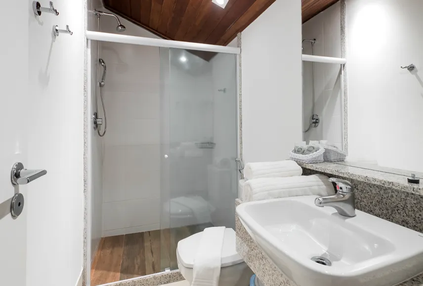 Baño del alojamiento Suite Familiar, con área para baño, chuveiro con regulación de temperatura, piscina, vaso, toallas, secador de pelo y amenidades O Boticário.