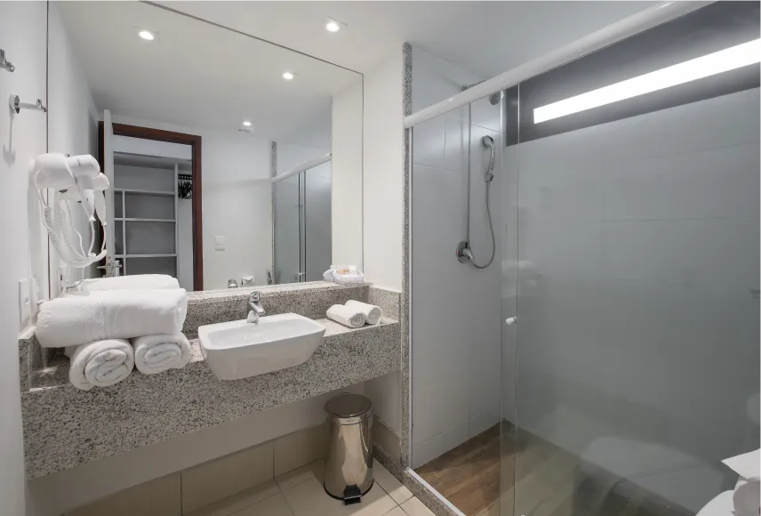 Baño del alojamiento Superior, con área de baño y ducha con regulación de temperatura, piscina, toallas, secador de pelo y amenidades O Boticário.