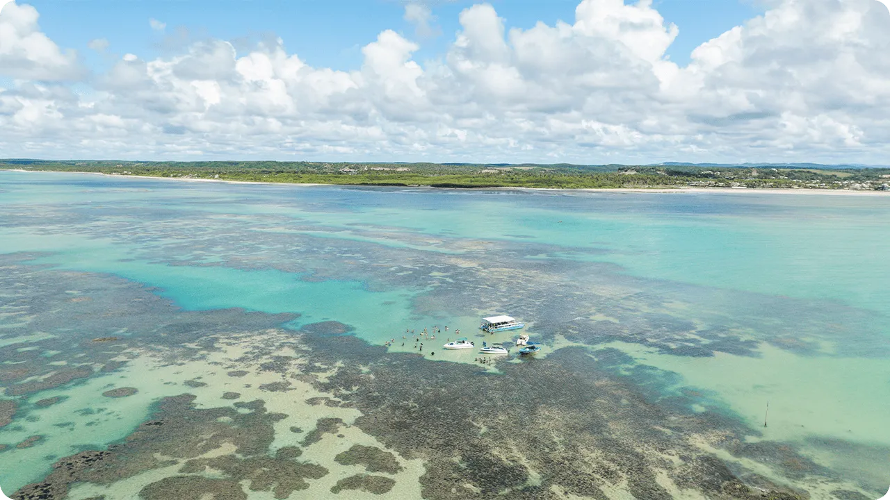 Vista aérea das barreiras de corais em Japaratinga