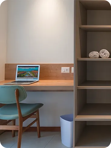 Itens padrão presente nas acomodações Standard, com frigobar, cofre digital, roupeiro e mesa com cadeira.