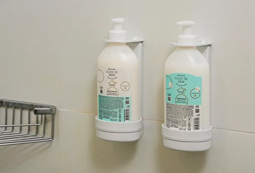 Dispenser de shampoo e condicionador com refil O Boticário em acomodação standard no Salinas Maceió
