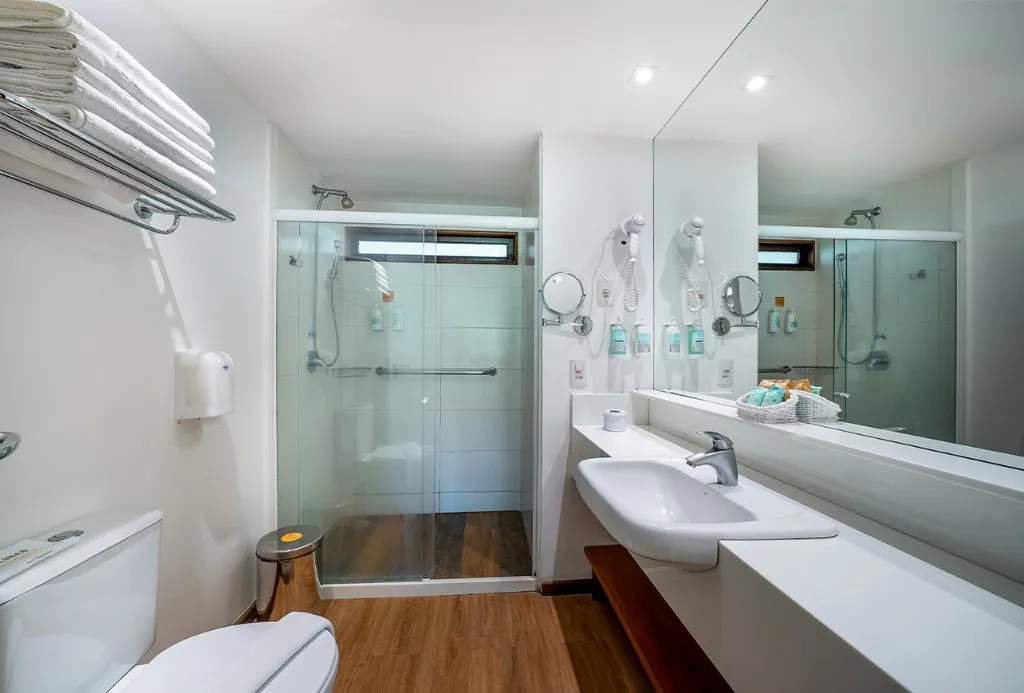 Amenities sustentáveis com dispenser de refil em acomodação no Salinas Maragogi