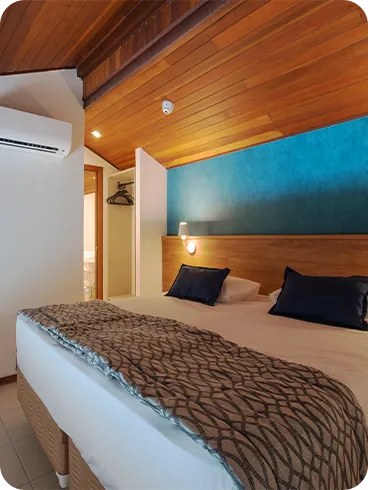 Family Suite bathroom, with bathing area, temperature-adjustable shower, sink, toilet, towels, hairdryer, and O Boticário amenities.
