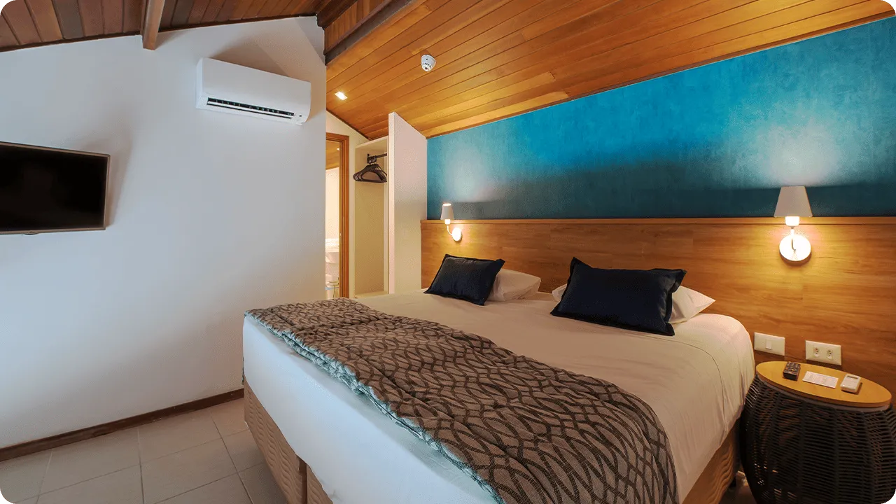 Family Suite bathroom, with bathing area, temperature-adjustable shower, sink, toilet, towels, hairdryer, and O Boticário amenities.