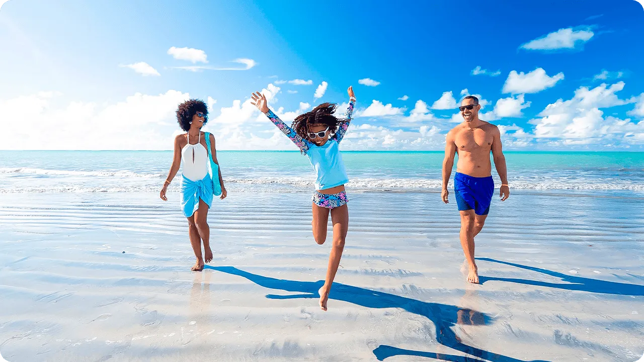 Family boating in the crystal-clear, calm waters of the Paripueira natural pools.