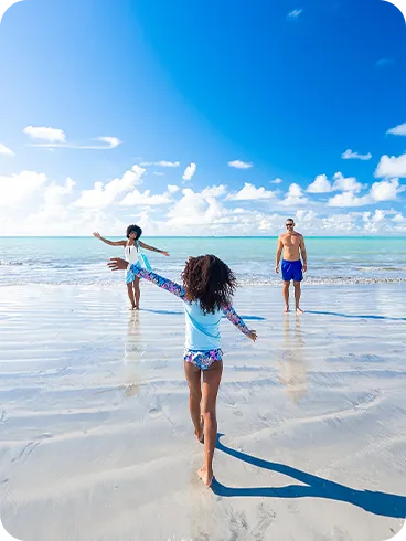 Family boating in the crystal-clear, calm waters of the Paripueira natural pools.