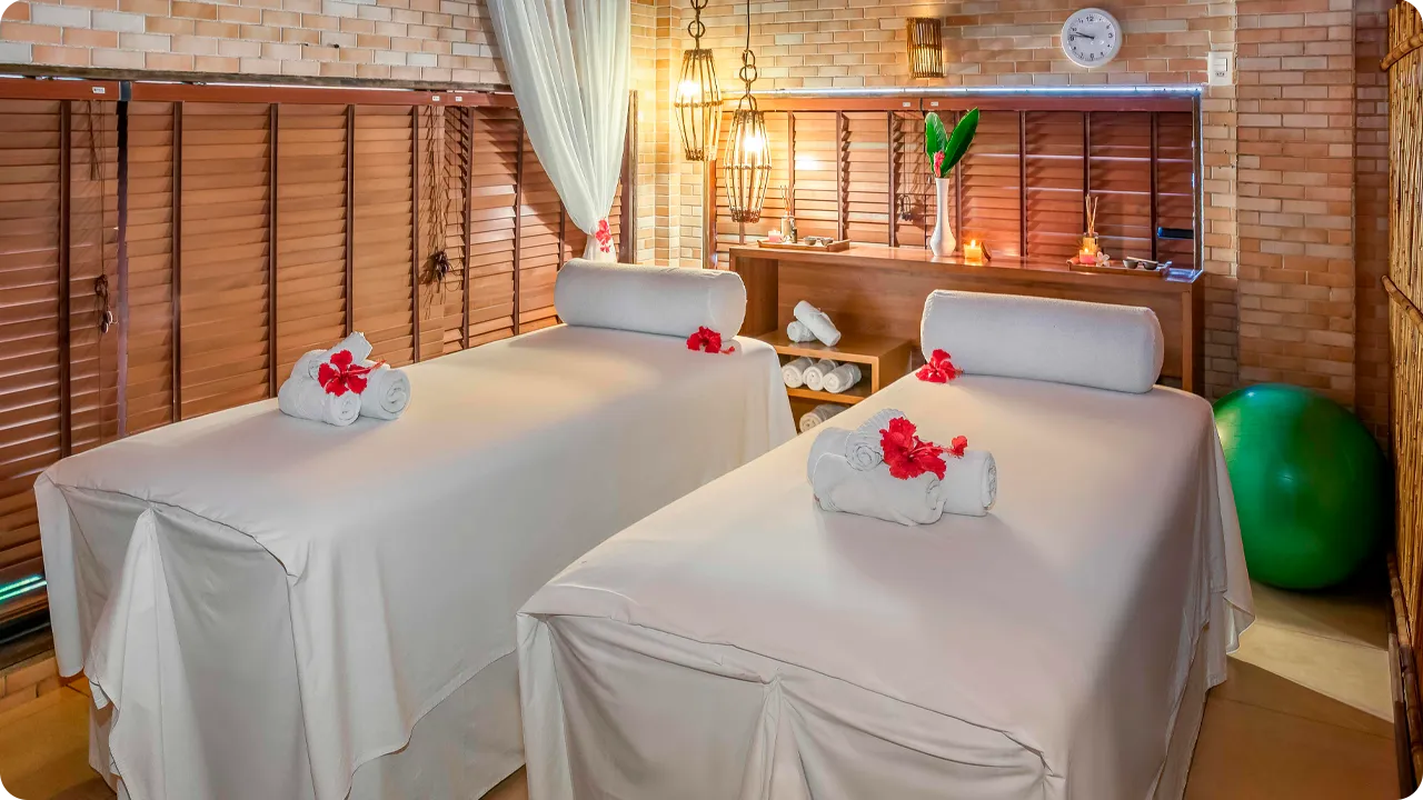 Sala de massagem no spa, com camas preparadas para o atendimento