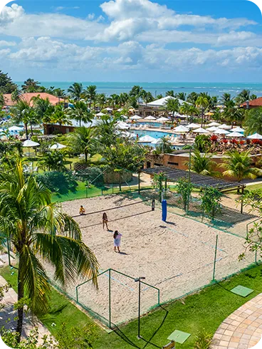 Quadra de areia ao ar livre e área de lazer do resort Salinas Maragogi.
