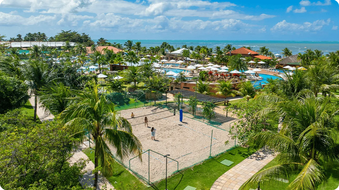 Quadra de areia ao ar livre e área de lazer do resort Salinas Maragogi.