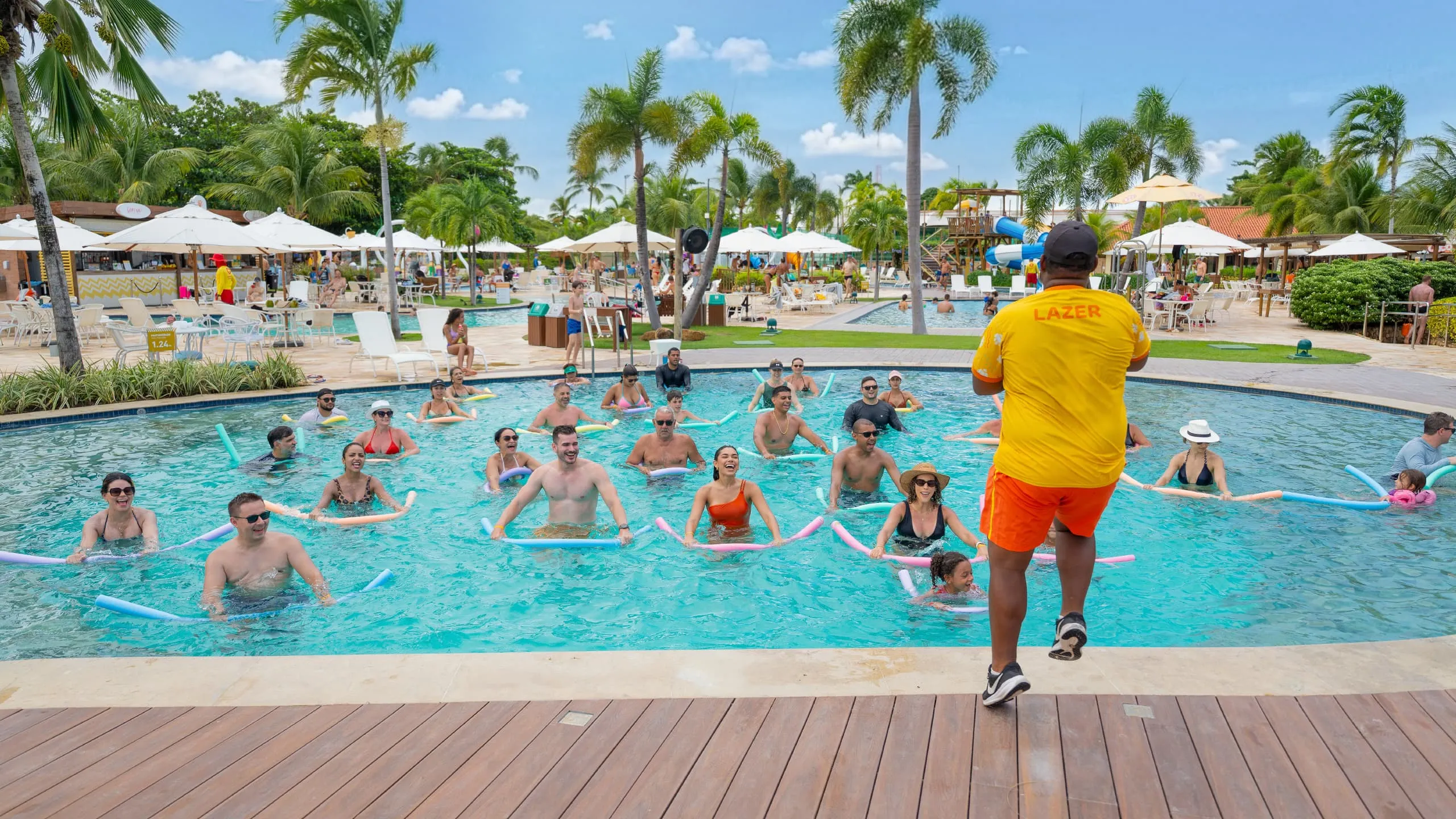 Padre e hijo practican una aventura en las copas de los árboles en un puente colgante entre árboles en Salinas Maragogi All Inclusive Resort.