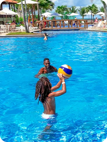 Família jogando vôlei na piscina do Salinas Maceió