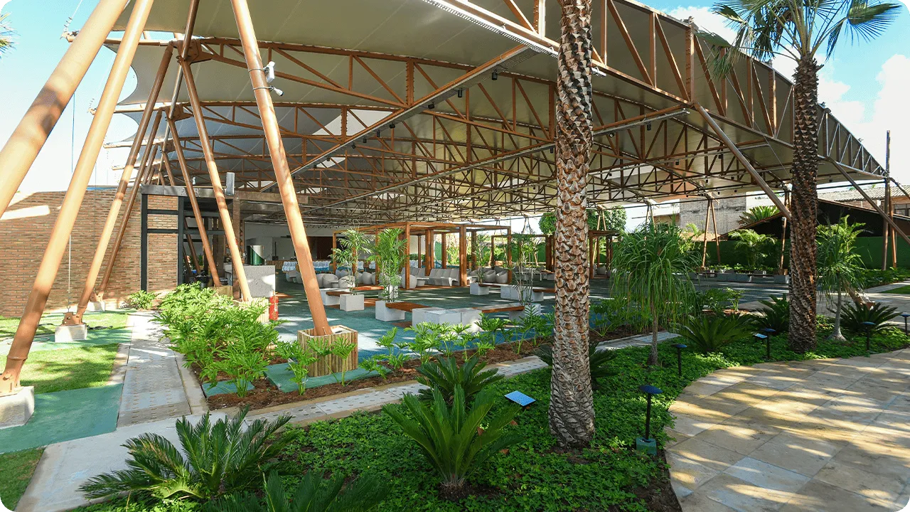Espaço amplo pra shows e entretenimento no resort, com infraestrutura moderna e paisagismo.