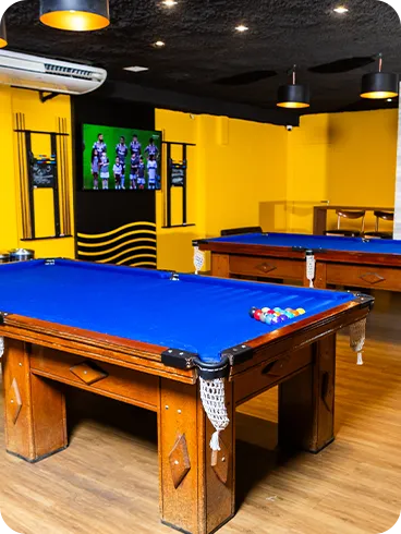Mesa de sinuca no centro do Boteco Bohemia, espaço de esportes e diversão noturna para os adultos no Salinas Maceió.