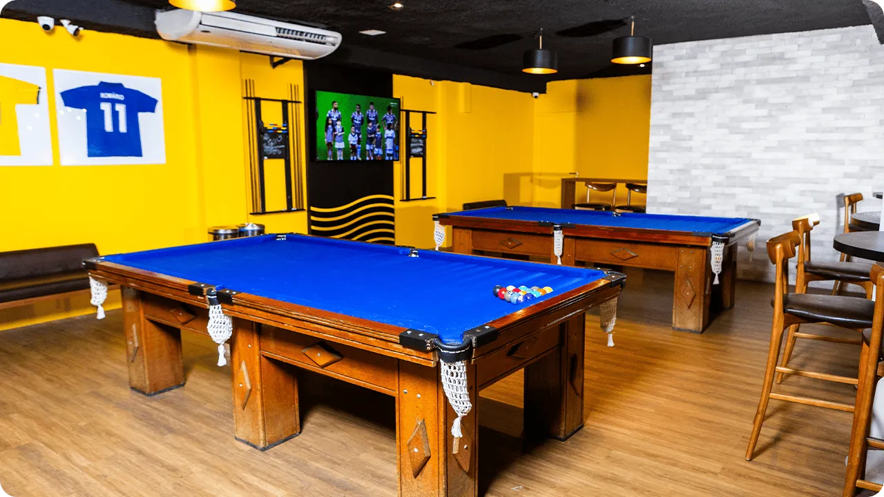Mesa de sinuca no centro do Boteco Bohemia, espaço de esportes e diversão noturna para os adultos no Salinas Maceió.