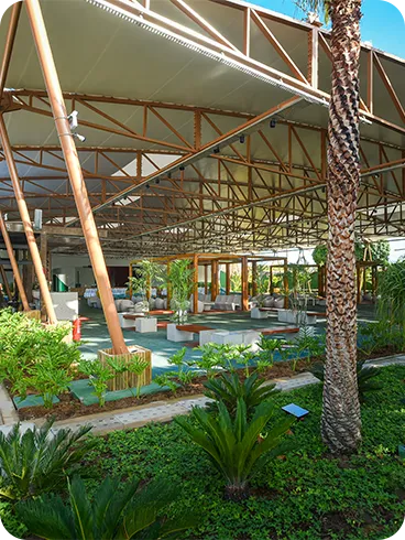 Espaço amplo pra shows e entretenimento no resort, com infraestrutura moderna e paisagismo.