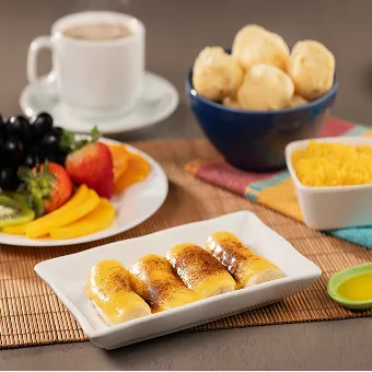 Mesa com pães, frios, queijos, bolos, sucos e café no restaurante do Salinas Maceió All Inclusive Resort