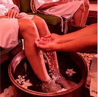 Banho de pés relaxante com flores no spa Salinas Maceió
