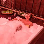 Casal relaxando em um banho de espuma no spa Salinas Maceió