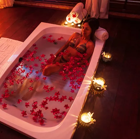 Banho de imersão com flores no spa Salinas Maceió