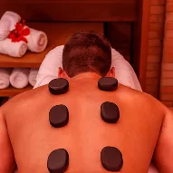 Massagem relaxante com pedras quentes no spa Salinas Maceió