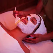 Aplicação de máscara facial no spa Salinas Maceió