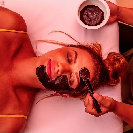 Aplicação de máscara facial no spa Salinas Maceió