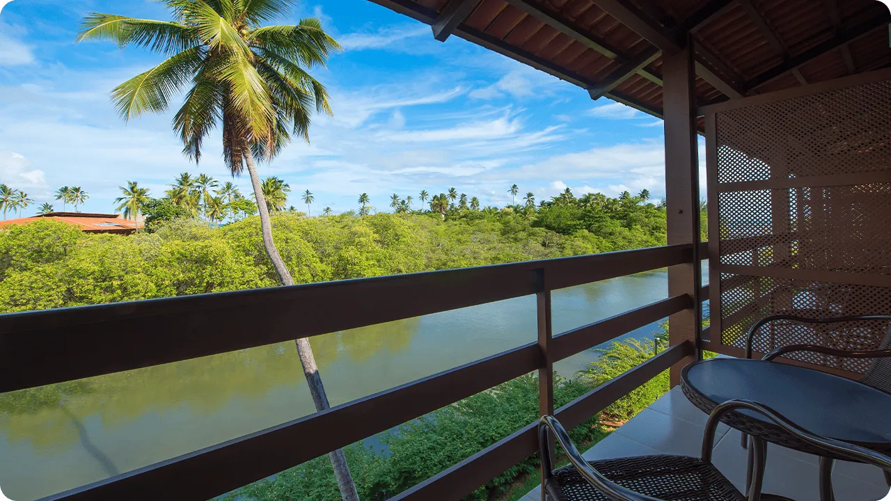 Alojamiento estándar con vista al río Maragogi, que atraviesa el centro del Salinas Maragogi All Inclusive Resort.