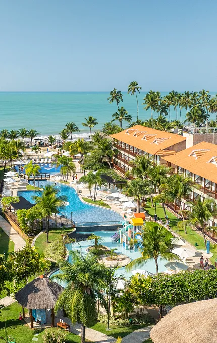 Vista aérea do resort Salinas Maceió com a praia ao fundo, piscinas e estrutura do hotel.