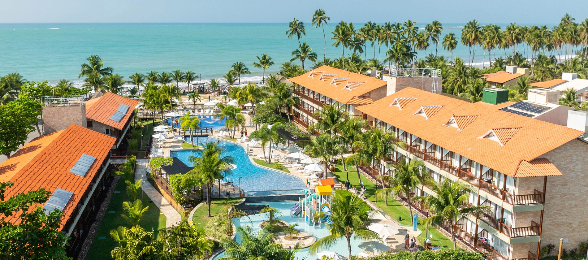 Vista aérea do resort Salinas Maceió com a praia ao fundo, piscinas e estrutura do hotel.