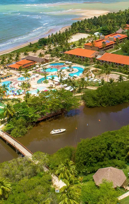 Imagem aérea do resort Salinas Maragogi com vista para o mar e áreas de lazer