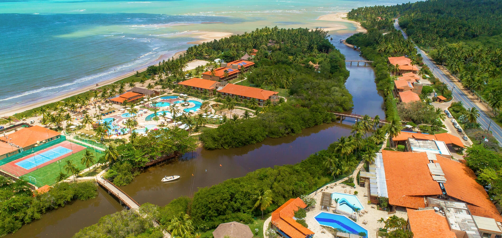 Imagem aérea do resort Salinas Maragogi com vista para o mar e áreas de lazer