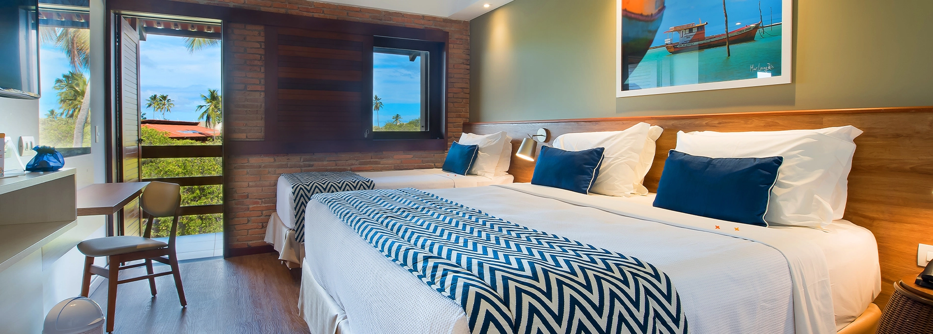 Interior del apartamento estándar en el Salinas Maragogi All Inclusive Resort, con una cama queen y una cama individual.