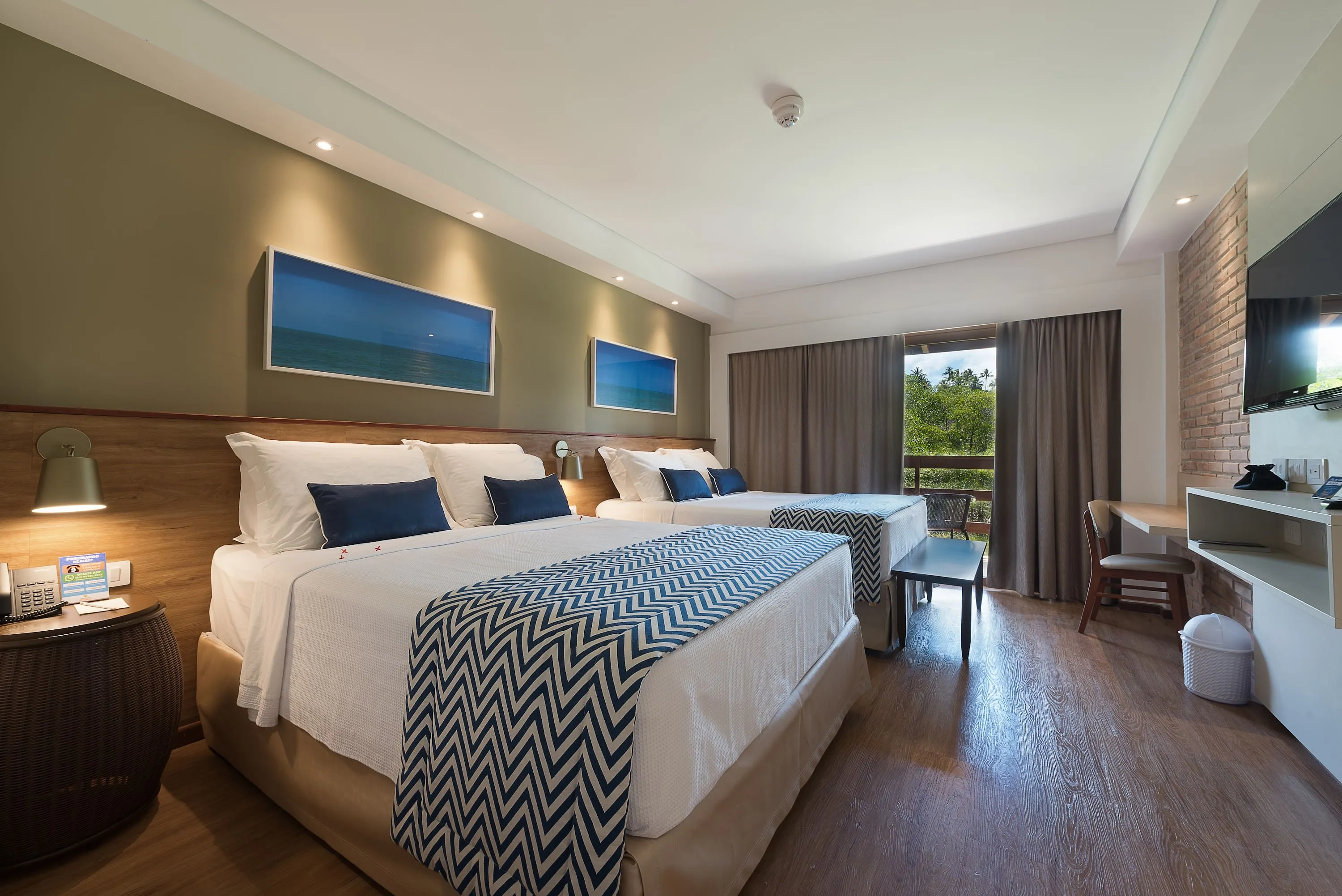 Apartamento Playa Jardin, alojamiento en el Resort Todo Incluido Salinas Maragogi, con dos camas queen, decoración acogedora y balcón con vista al jardín.