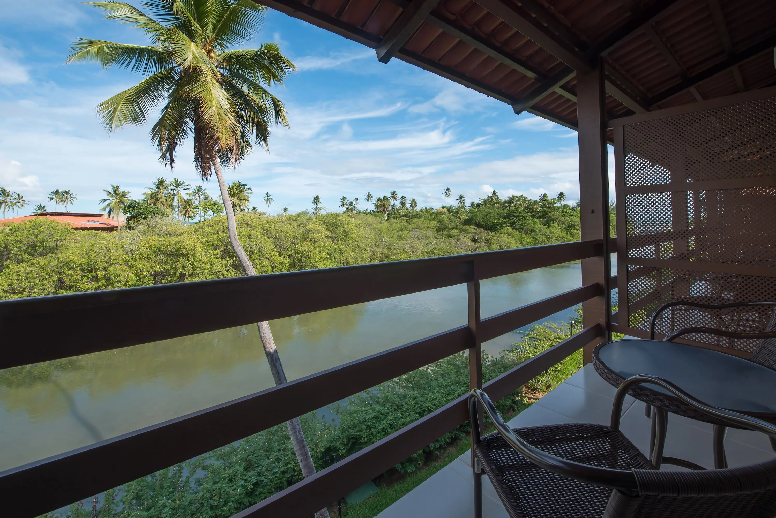 Alojamiento estándar con vista al río Maragogi, que atraviesa el centro del Salinas Maragogi All Inclusive Resort.