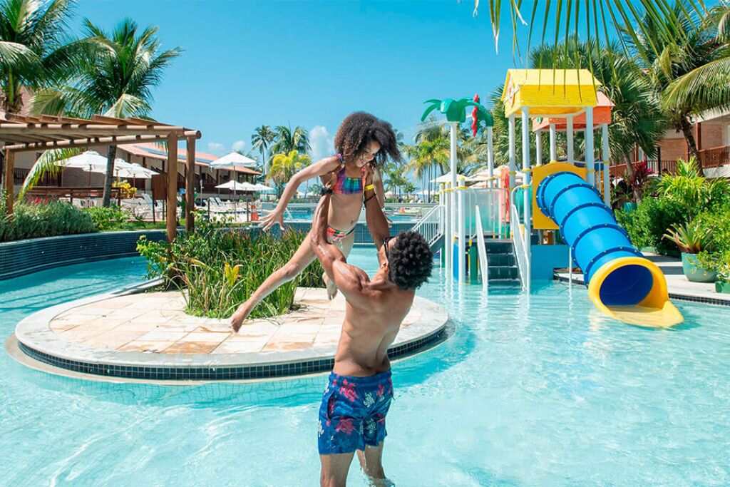 pai e filha em área de lazer com piscina de resort depois das promoções do Salinas Black Friday