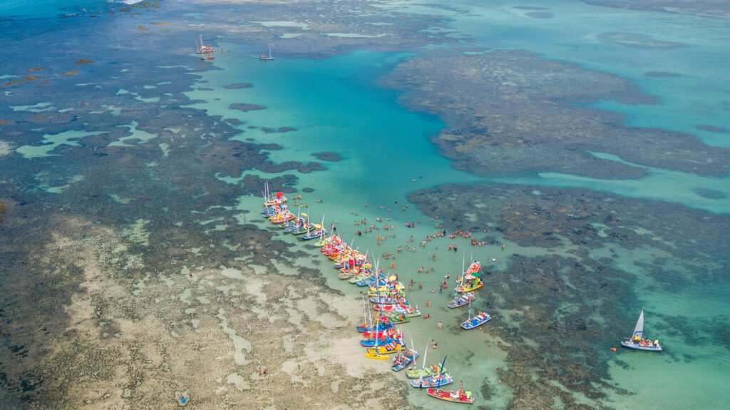 Passeio de barco pelas piscinas naturais de Pajuçara.