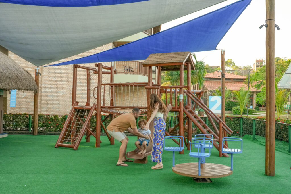 Família se divertindo em um dos lugares para viajar com crianças.