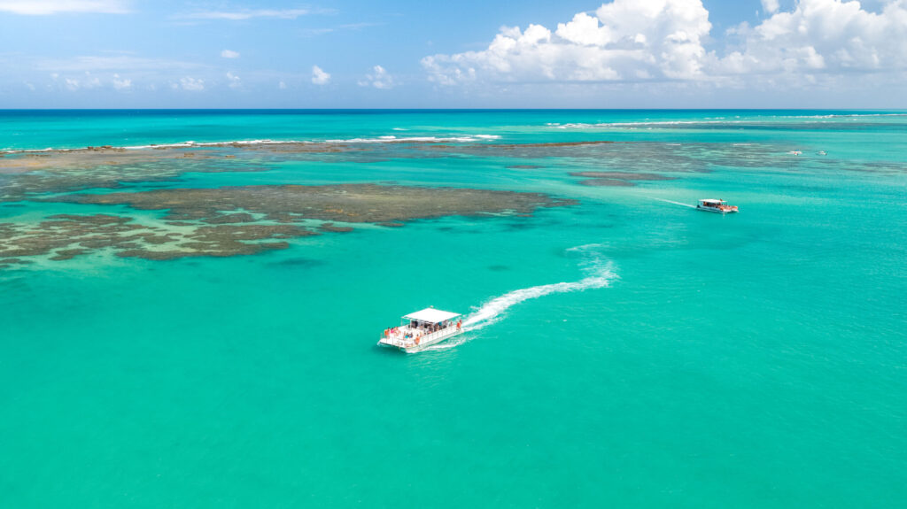 Passeio de barco em piscinas naturais de Taocas.