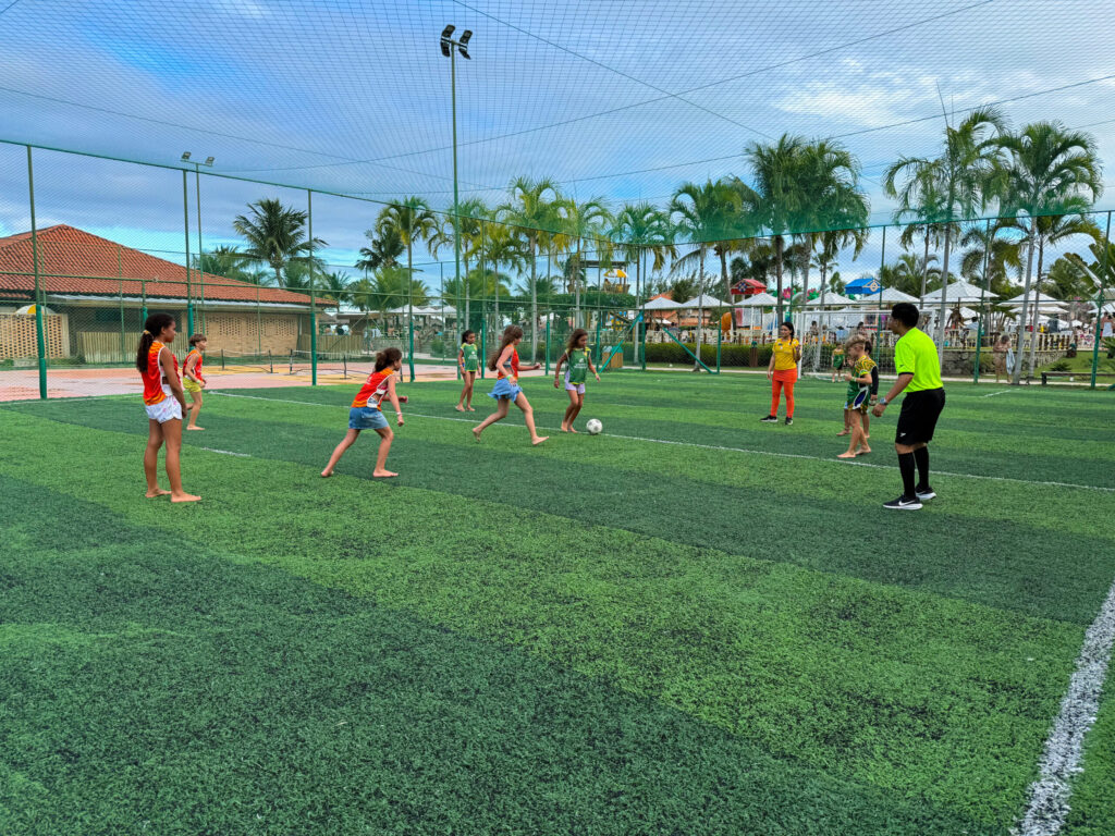 Jogo de futebol infantil em um dos lugares para viajar com crianças.