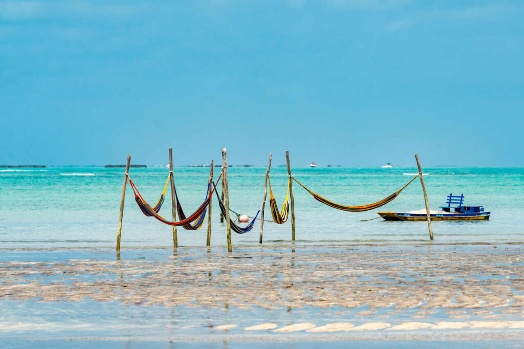 Redes de descanso no Mar das Praias, em Maceió.