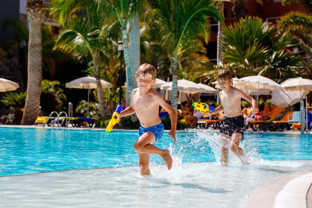 Crianças brincando em piscina de um dos melhores lugares para viajar com crianças.