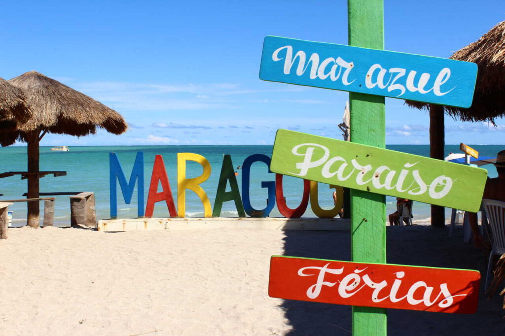 Placas de madeira em uma das melhores praias de Maceió.