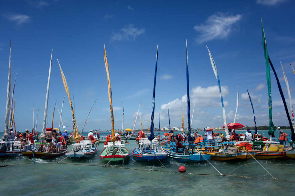 Diversos barcos enfileirados na água, representando ponto de passeios de barcos.
