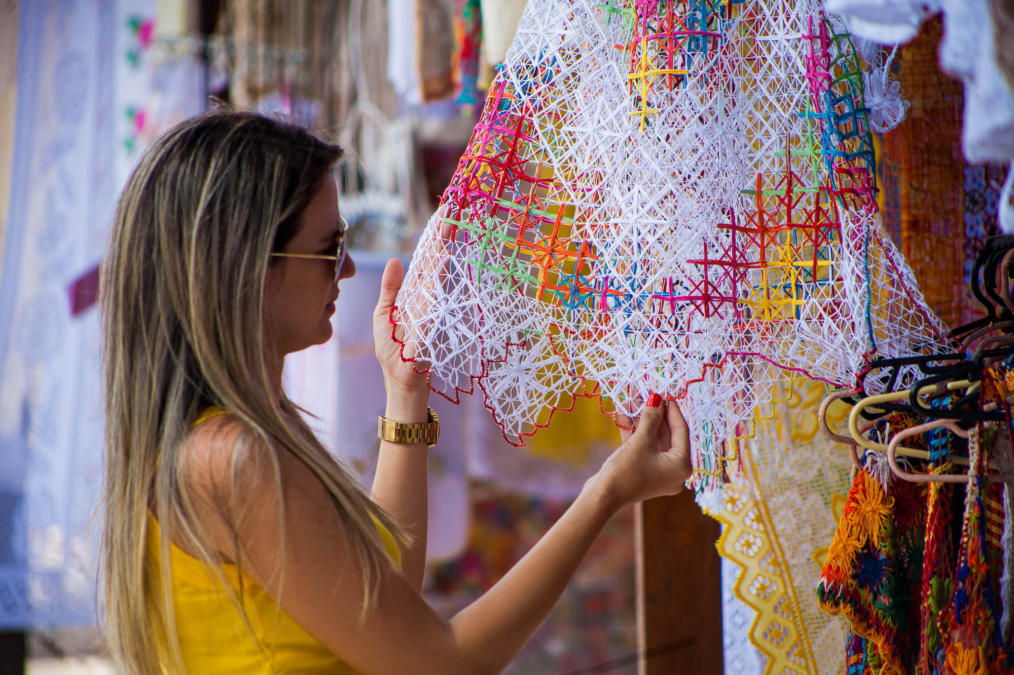 Mulher fazendo compras nas feiras de artesanato de Maceió.