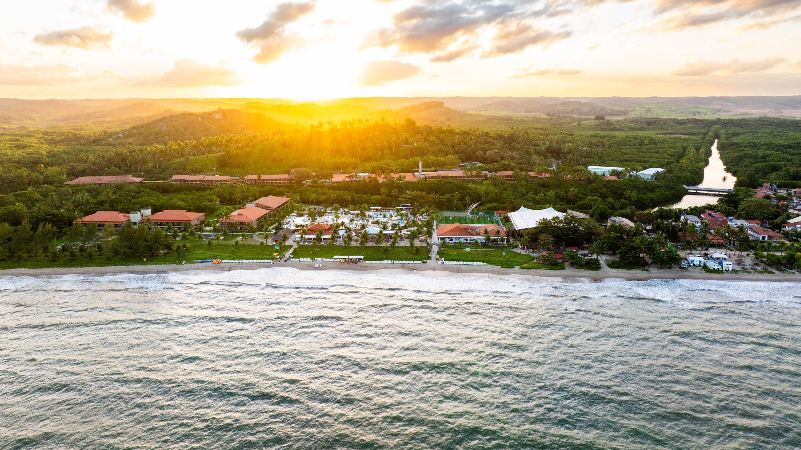 Vista aérea da praia de Salinas Maragogi, resort à beira mar localizado no litoral Norte de Alagoas.