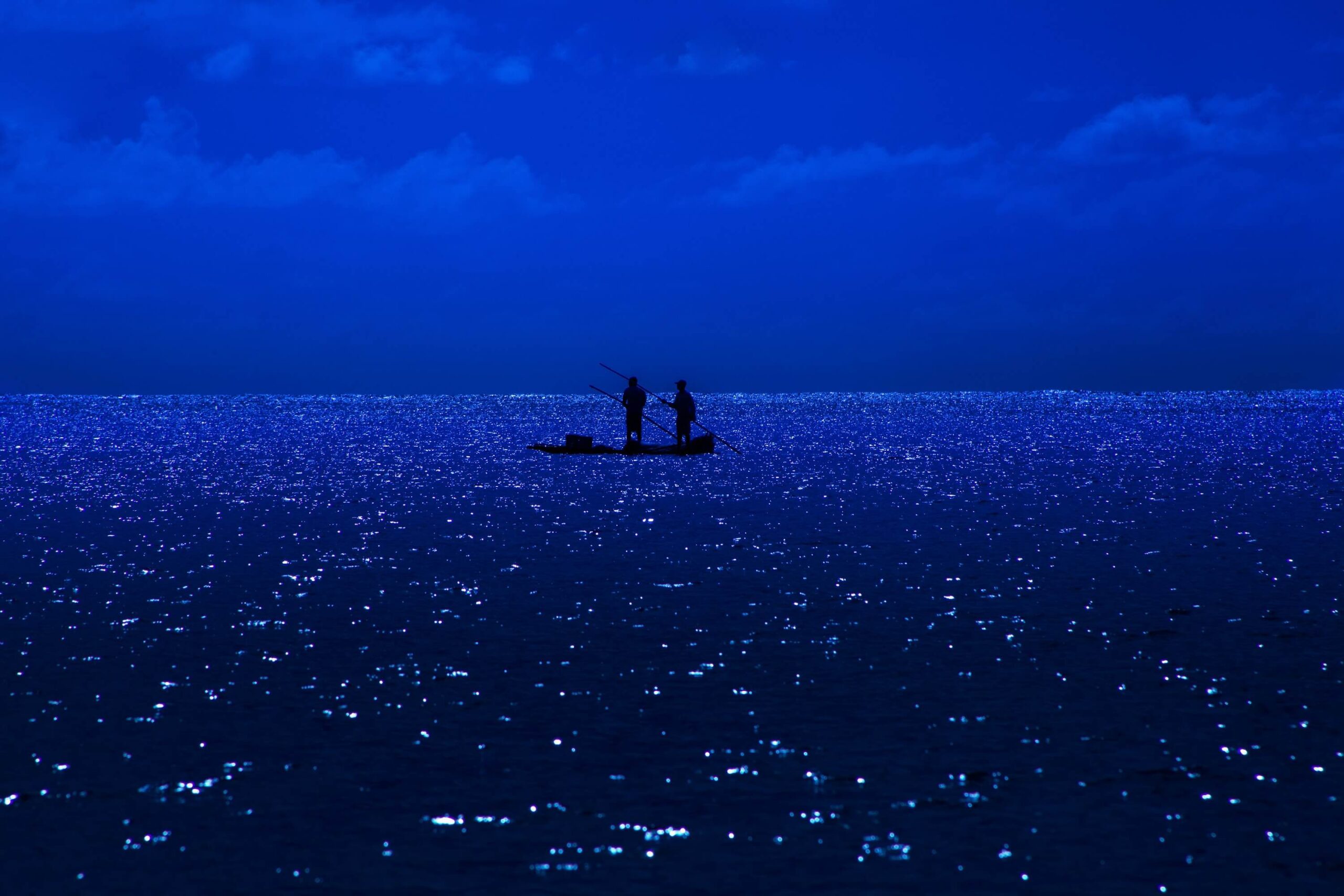 Pescadores em jangada no mar à noite